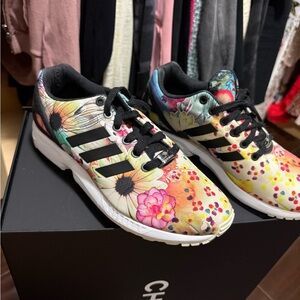 Adidas women’s sneakers 7.5